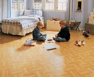 Экологичный линолеум, уложенный в спальне